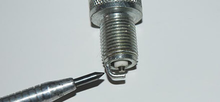 Spark plug ground electrode with pointer Spark plug ground electrode with pointer