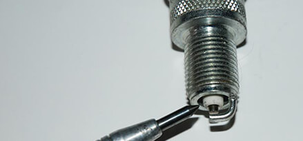 Spark plug insulator nose with pointer Spark plug insulator nose with pointer