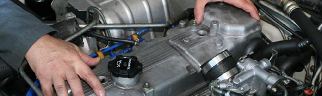Lifting off the valve cover Lifting off the valve cover