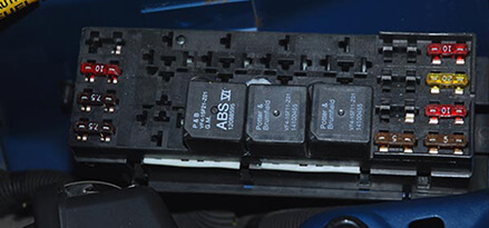Circuit breakers and fuses for the headlamp circuits