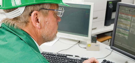 Mobil technician looking at a computer